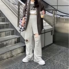 Kastane カスタネ　ダメージ加工 スウェットパンツ グレーのサムネイル