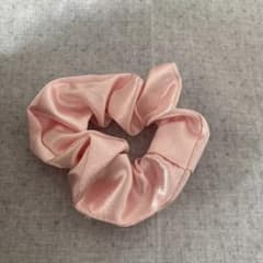 光沢感のあるピンクのシュシュのサムネイル