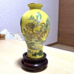 トラの黄色い花瓶のサムネイル