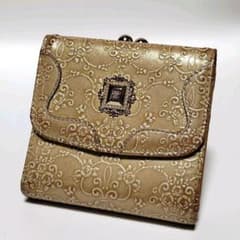 美品✨　アナスイ　折り財布　ルーミー　ベージュ　がま口　唐草　エンボス　金具 美品✨ アナスイ 折り財布 ルーミー ベージュ がま口 唐草 エンボス