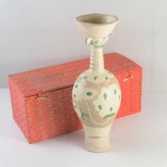 中国　遼白地緑彩刻花卉文　輪花口瓶　C　9243A 中国 遼白地緑彩刻花卉文 輪花口瓶 C 9243A - メルカリ