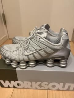 Nike Shox シルバー スニーカーのサムネイル