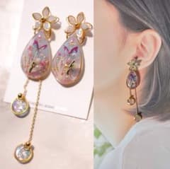花の雫　フラワー レジン アシンメトリー サージカルステンレスピアスのサムネイル