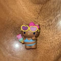 ハローキティ 日焼け ミニフィギュア ガチャのサムネイル