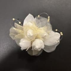 エレガントなホワイト花モチーフブローチのサムネイル