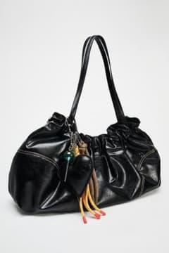 ZARA チャーム付きギャザートートバッグ - メルカリ