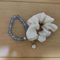 ヘアゴムシュシュ フラワーチャーム付き ブレスレットのサムネイル