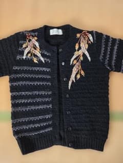 【美品・日本製】Aglaia 立体刺繍 ウール混 ニットカーディガン M 黒のサムネイル