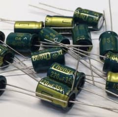 電解コンデンサー 220μF35V 10個まとめてのサムネイル