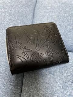 エンボス加工 黒 二つ折り財布のサムネイル