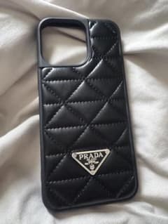ゆ*め様 PRADA ブラック レザーケース キルティング　iPhone15prのサムネイル