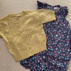 花柄のロンパースとカーディガン　美品のサムネイル
