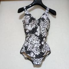 花柄 ワンピース水着 黒と白のサムネイル