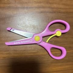 ピンクの安全はさみ　右利き用のサムネイル