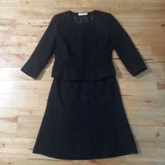 黒のジャケットとフレアスカートのセットアップのサムネイル