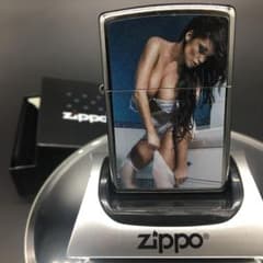 ストッキングを履く女性のサムネイル