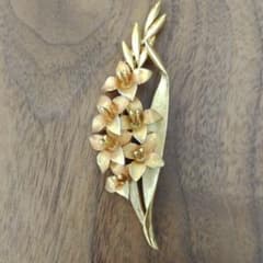 トリファリ　花　ブローチのサムネイル