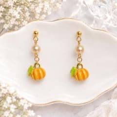 秋　かぼちゃ　ハロウィン　パール　揺れるピアス　金具変更無料のサムネイル