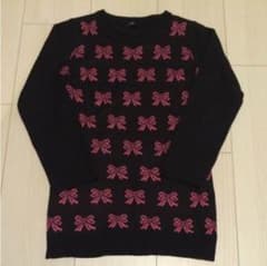 黒にピンクのリボン柄のセーターのサムネイル