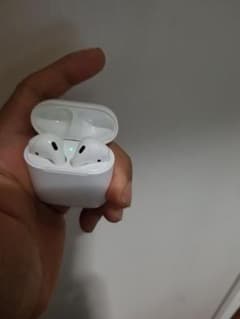 Apple AirPods + caseのサムネイル