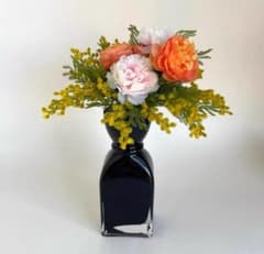 黒い花瓶と人工花のアレンジ - メルカリ