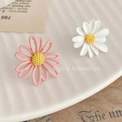 【 フラワーピアス ピンク 白 】パステルカラー アシンメトリー　花のサムネイル