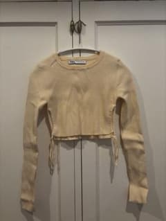 クリーム色クロップドトップスのサムネイル