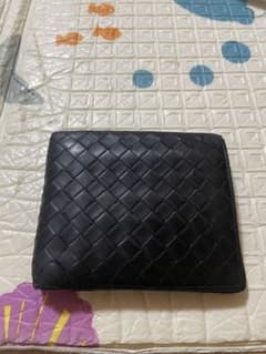 黒いレザー編み込み二つ折り財布のサムネイル