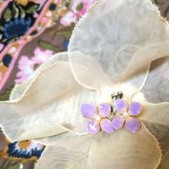 ラベンダーカラーのお花のピアスのサムネイル