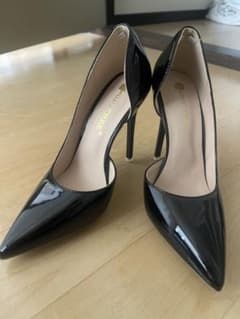 黒いポインテッドトゥ高ヒールパンプスのサムネイル