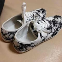 白い靴 値下げですのサムネイル