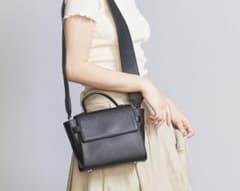 【美品】beauty&youth ベルトフラップショルダーバッグのサムネイル