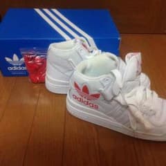 adidas スニーカーのサムネイル