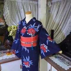 新品美品　昭和レトロ　藍染に夾竹桃が鮮やかで美味しい　注染浴衣 紺の地に夾竹桃の花が美しく映える、注染めの浴衣です - メルカリ