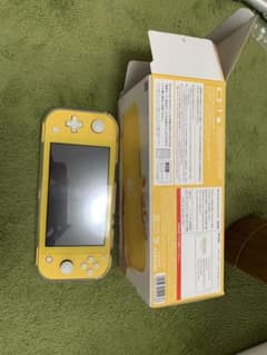 福マリモ様専用任天堂スイッチライト　イエローのサムネイル