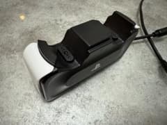 PS5 充電スタンド 黒/白　一部コード不具合ありのサムネイル
