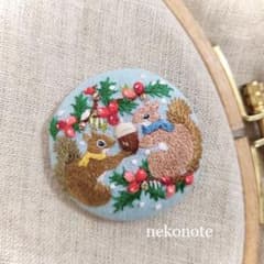 刺繍ブローチ＊くるみボタン(大)2匹の子りすとクリスマス(138)のサムネイル