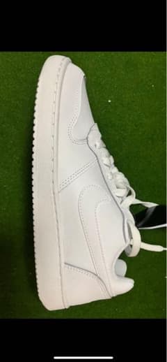 新品　NIKE スニーカーのサムネイル