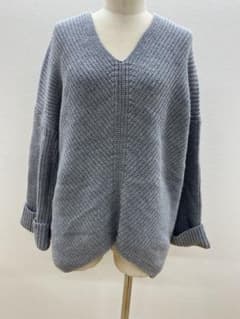 【未使用】LOUNGEDRESS グレー Vネック オーバーサイズセーターのサムネイル
