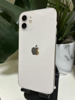極美品iPhone12本体ホワイト64GBのサムネイル