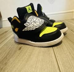NIKE SKY JORDAN 1 キッズ スニーカーのサムネイル