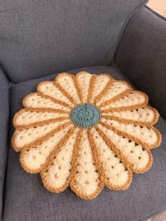ハンドメイド フラワー型 ニットクッションのサムネイル