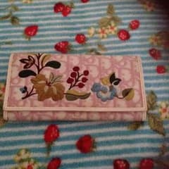 お花柄の刺繍か可愛い  お財布のサムネイル