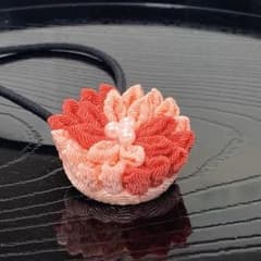 【つまみ細工髪飾り　ヘアゴム】くるみボタン　ピンク　サーモンピンのサムネイル