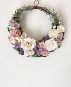 ハンドメイド　造花リース　くすみピンクとホワイト　壁飾りのサムネイル