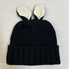 ウサギの耳付きニット帽 黒と白のサムネイル