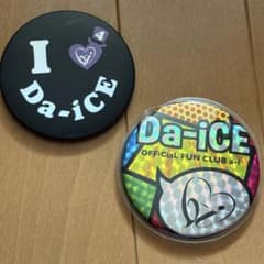 Da-iCE ロゴ缶バッジ 2個セット - メルカリ