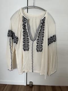 値下⭐︎SLOBE IÉNA 刺繍入りホワイト長袖ブラウスのサムネイル