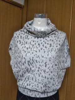 新品3色ありゆったりネックヒョウ柄柔らか薄手ニットのサムネイル