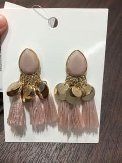 H&M 安室奈美恵着用 ピンクのフリンジピアスのサムネイル